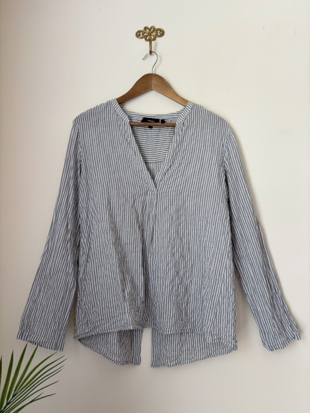 Theory Grey Striped Crinkle Popover Top Medium